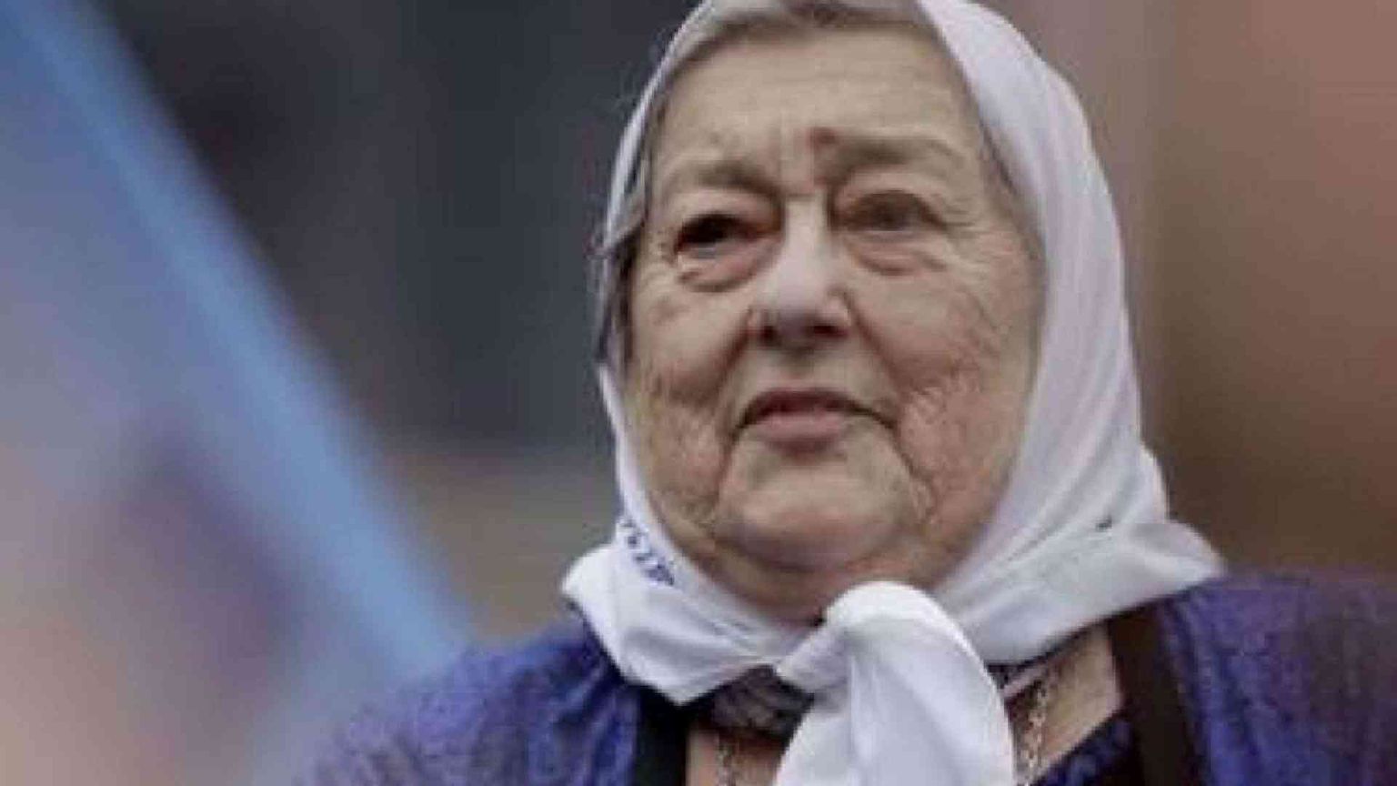 Il Papa abbraccia Hebe de Bonafini