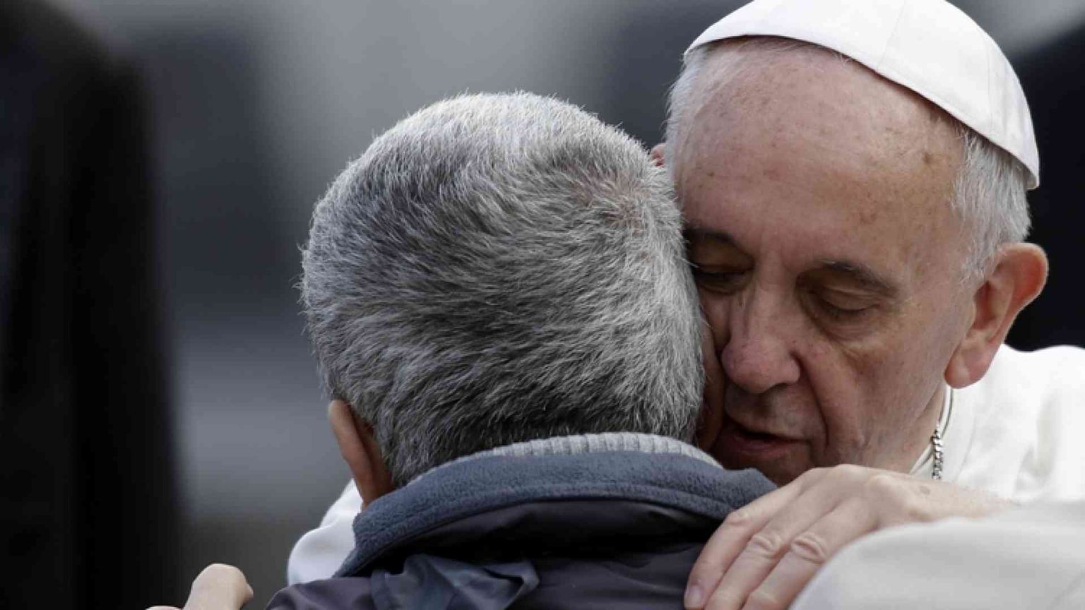 Il Papa dona scooter elettrico a anziani disabili