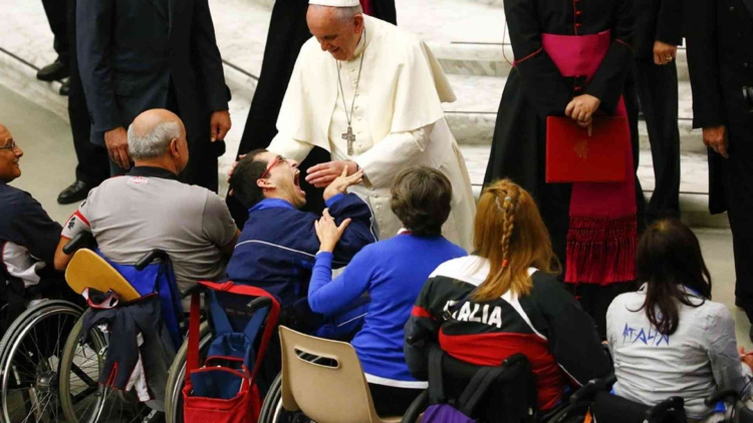 Giubileo: disabili «aiutano» il Papa nella Messa