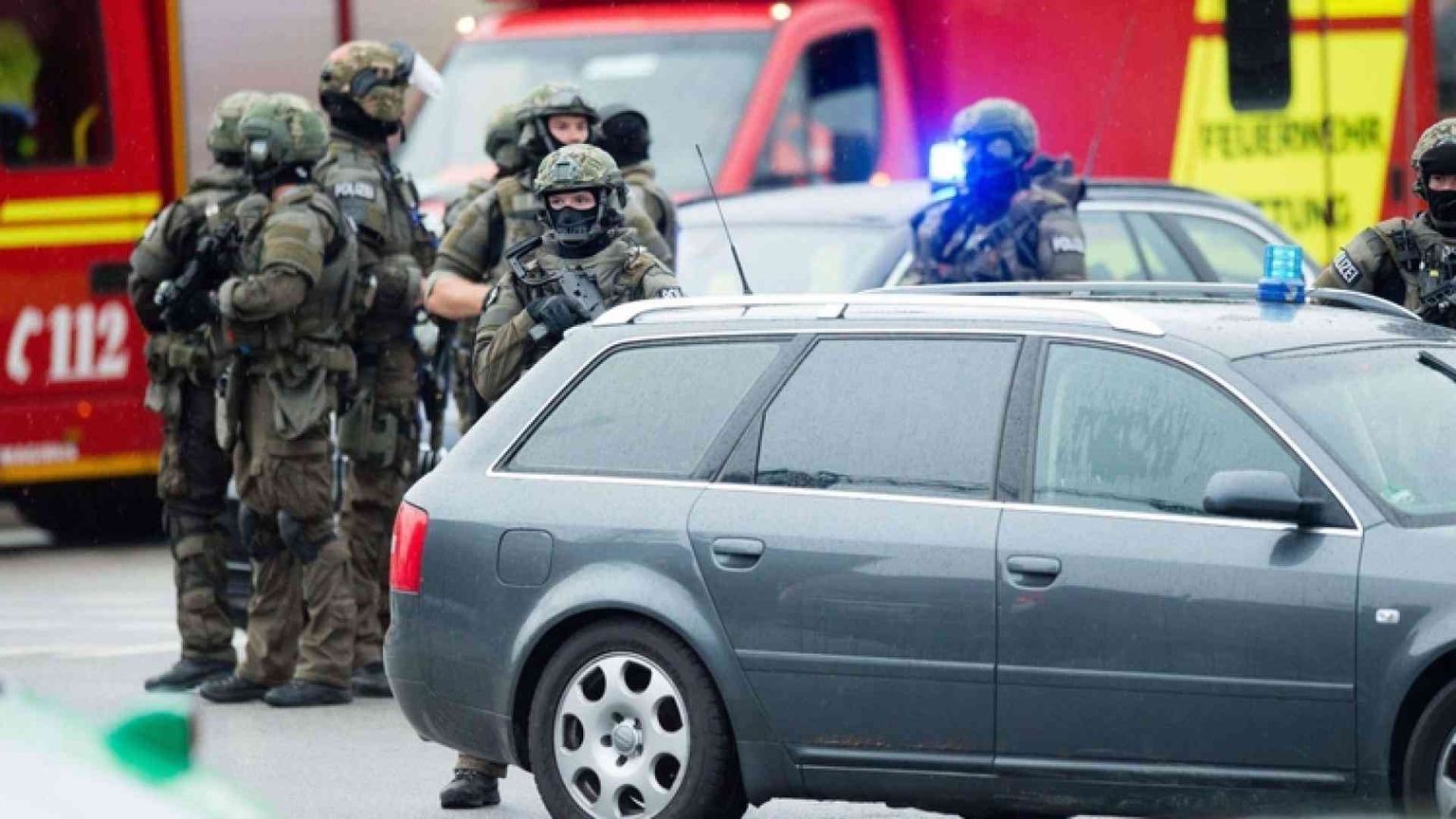 Terroristi sparano a Monaco di Baviera Nove morti, tra cui forse un assalitore