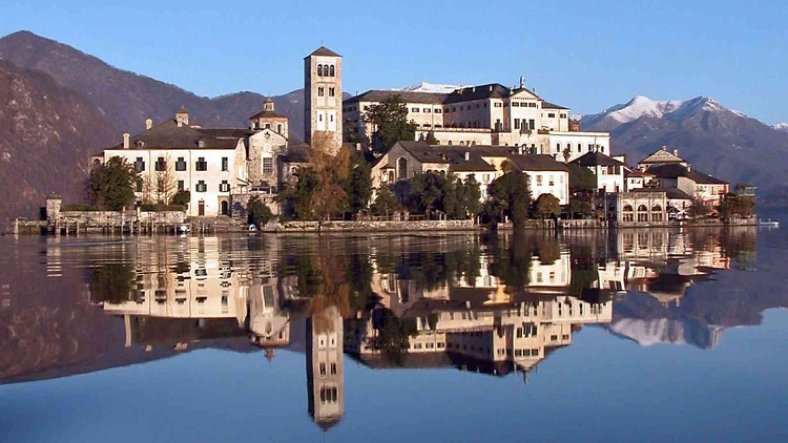 Isola di San Giulio, Novara: «La preghiera e il silenzio»