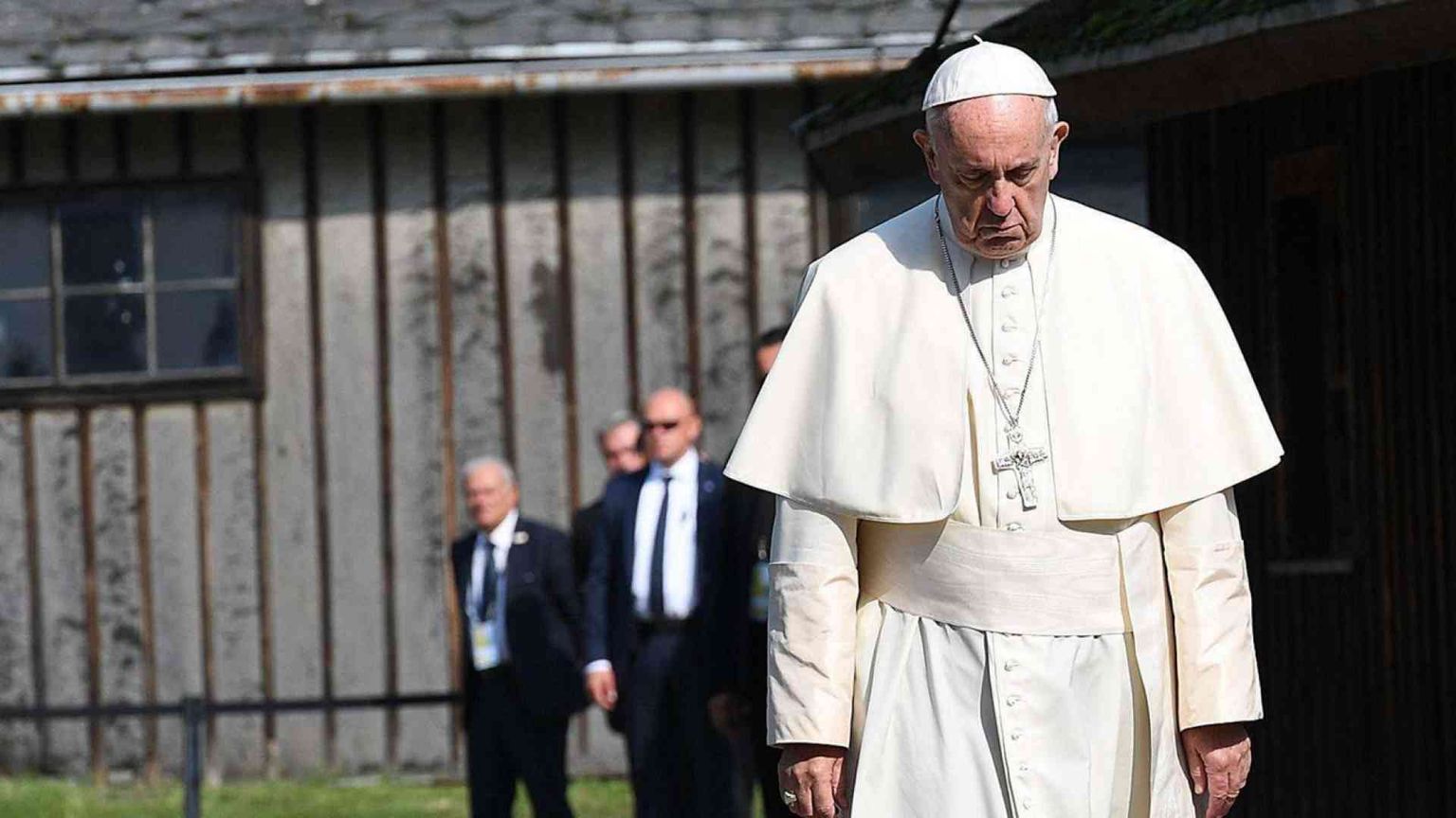 Gmg, Papa Francesco a Auschwitz\LIVE «Signore, perdona per tanta crudeltà»