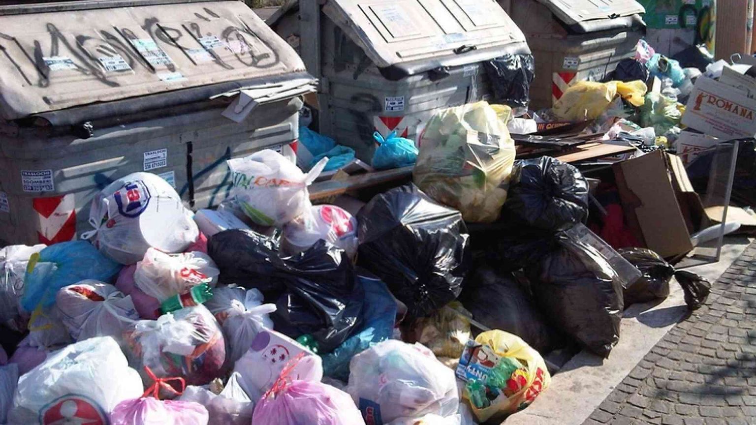 Roma assediata dai rifiuti. Perché?