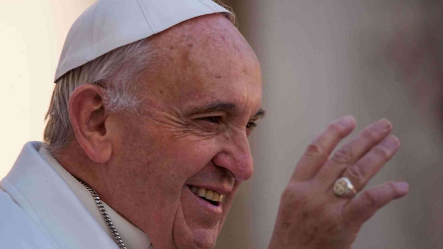 Il Papa a sorpresa incontra 20 vittime della tratta