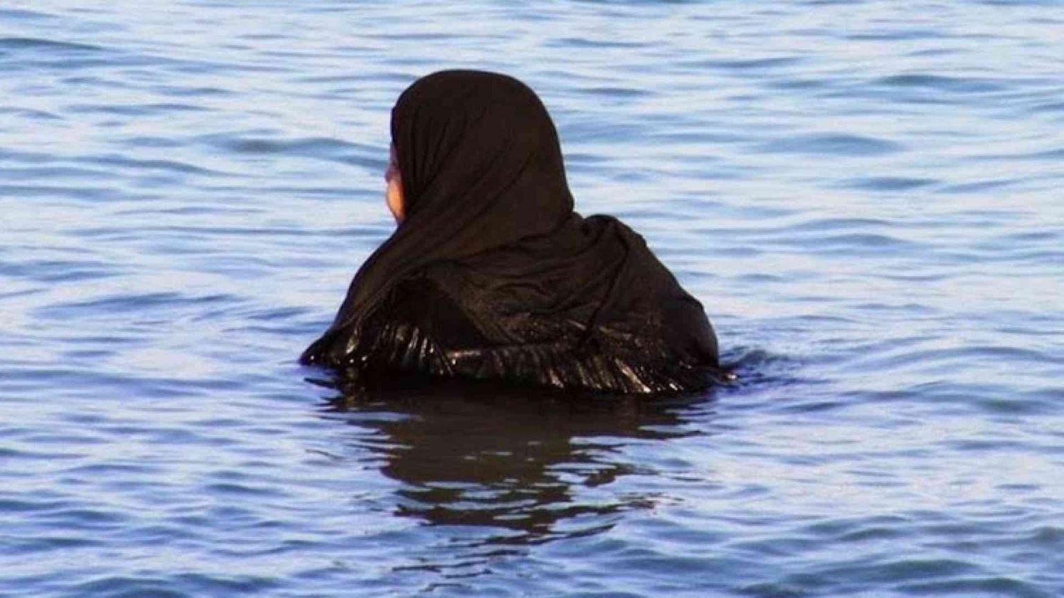 Cannes, il sindaco vieta il burkini