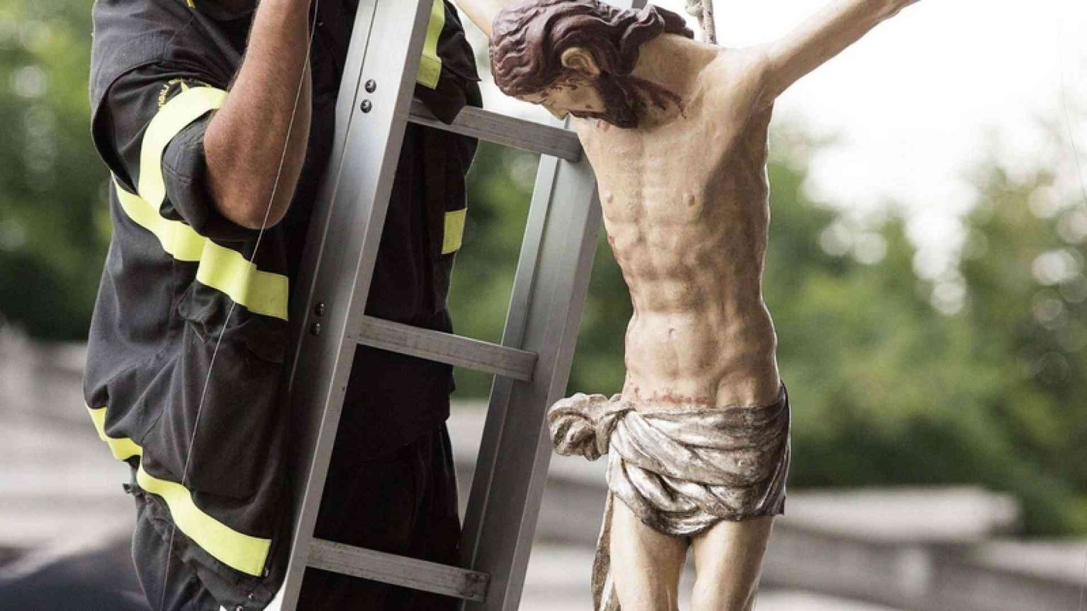 I funerali ad Amatrice. «Non uccide il terremoto, ma le opere dell'uomo»