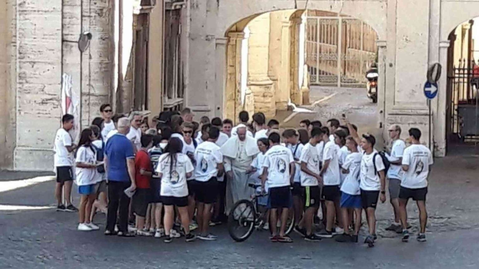 Il Papa a sorpresa saluta i pellegrini in bici