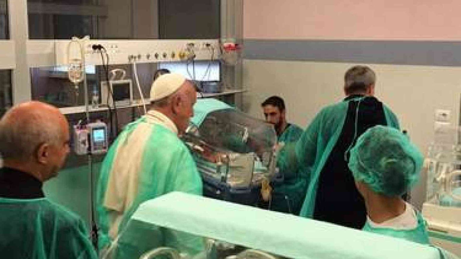 Il Papa visita a sorpresa due ospedali