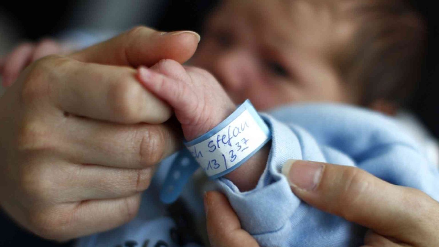 Genova, neonato trovato in scatola di scarpe