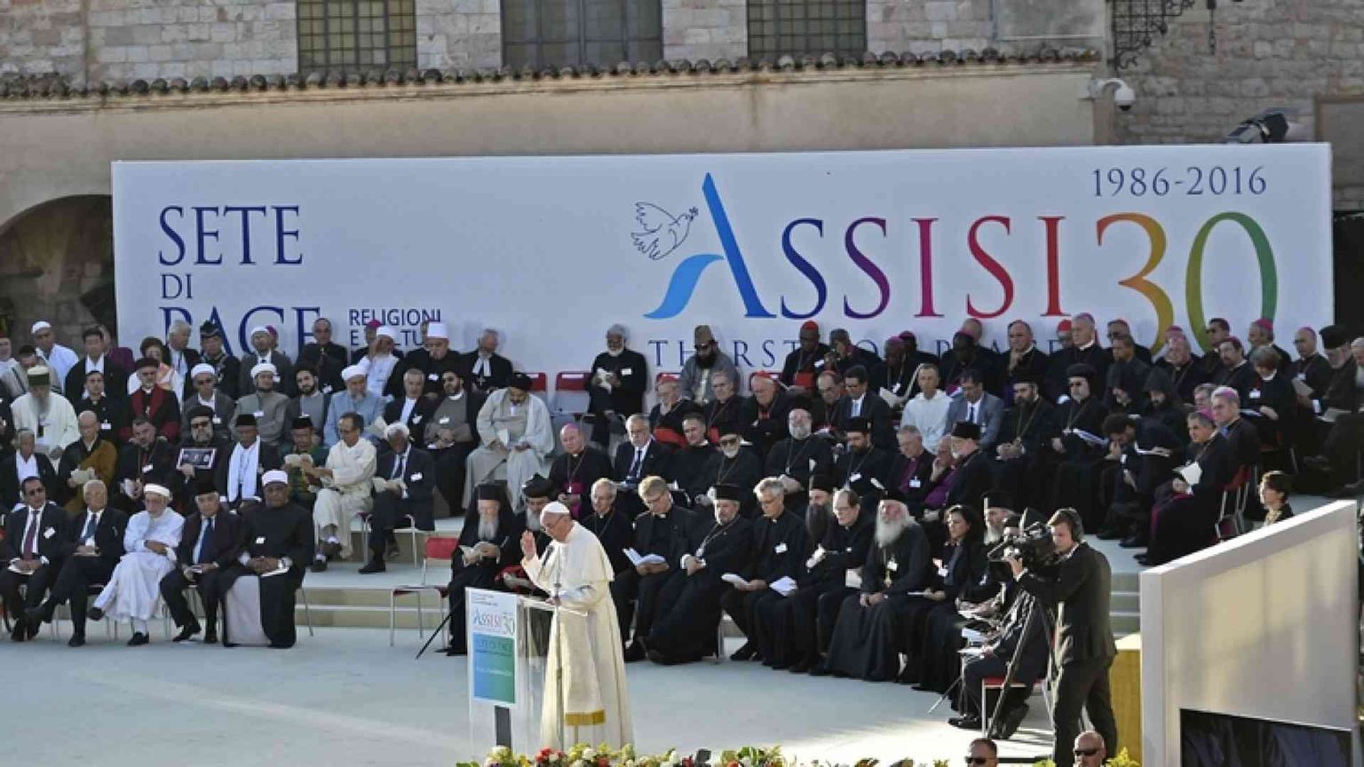 Il Papa ad Assisi: solo la pace è santa