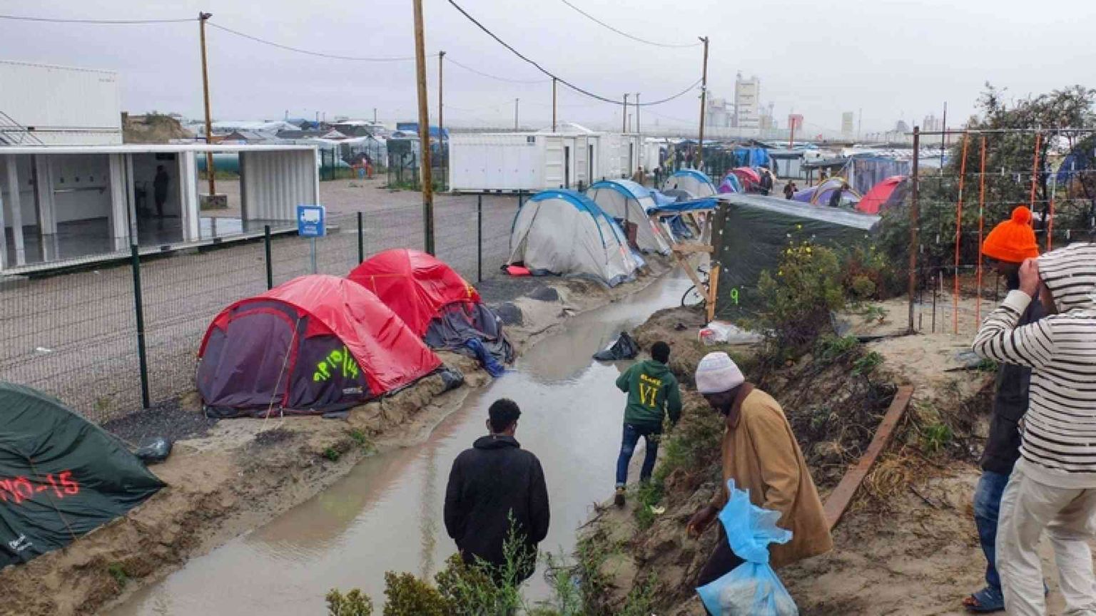 Calais, voci dalla «giungla»: un muro non ci ferma