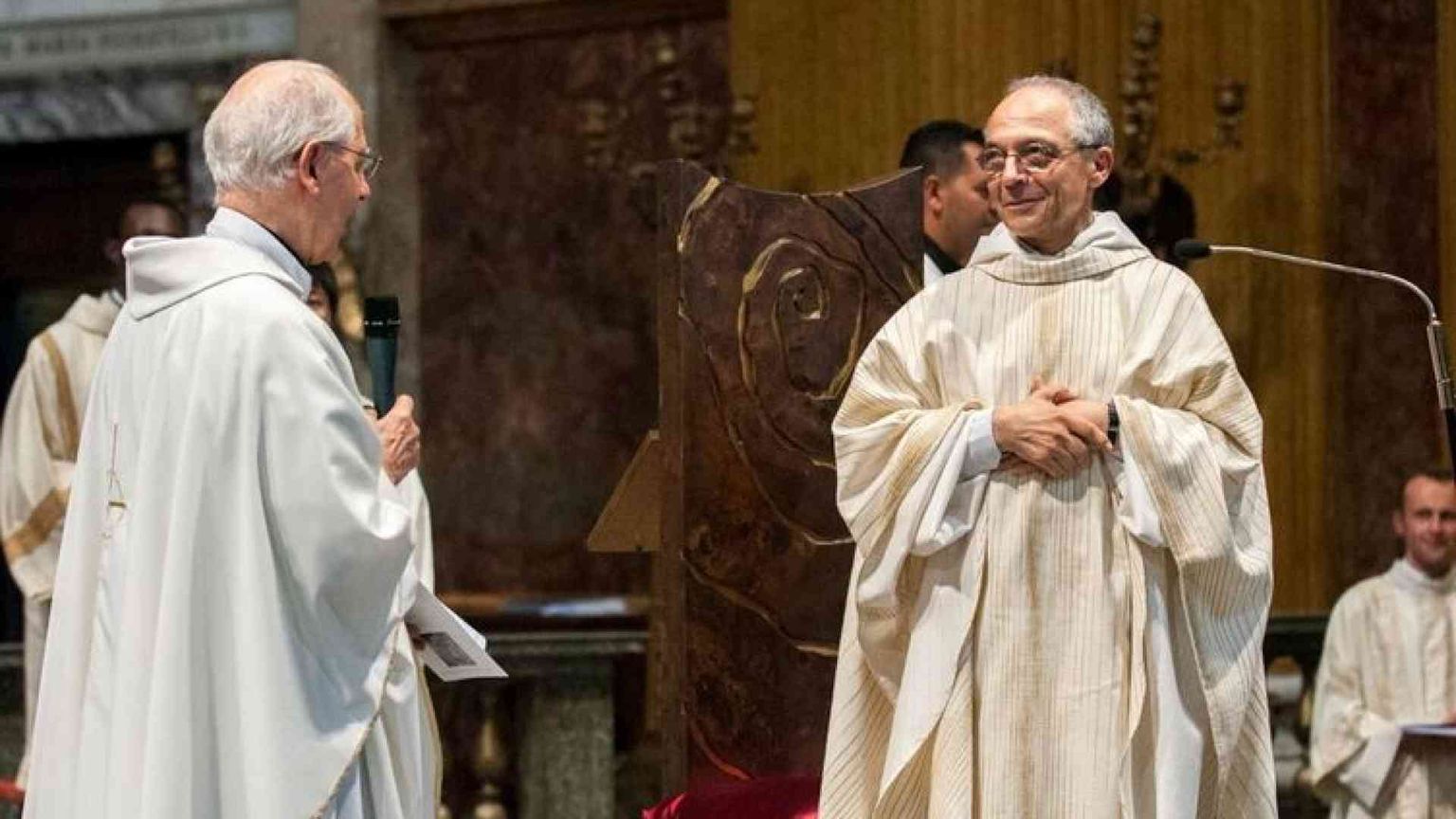 Un domenicano celebra Messa per l'apertura della Congregazione generale dei gesuiti. È la prima volta nella storia