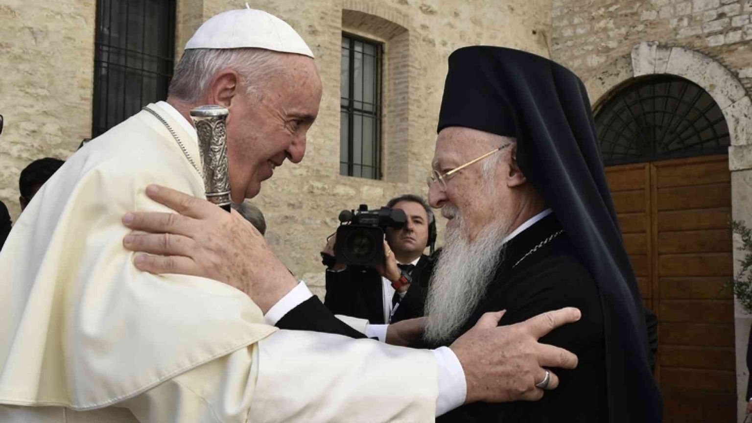 Papa Francesco, la pace di Assisi e la guerra globale: è il tempo del «noi»