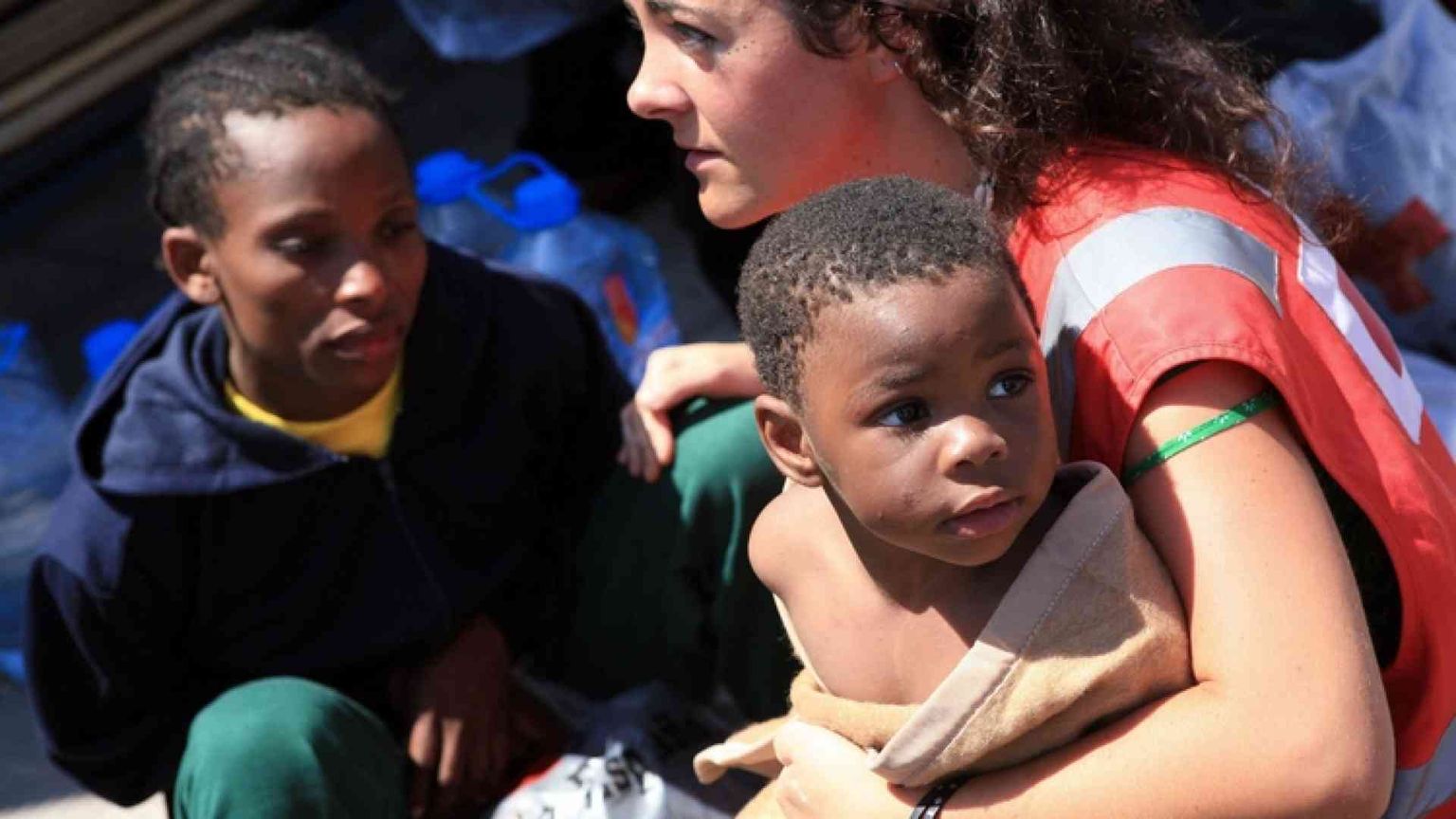 Papa: minori migranti 3 volte indifesi