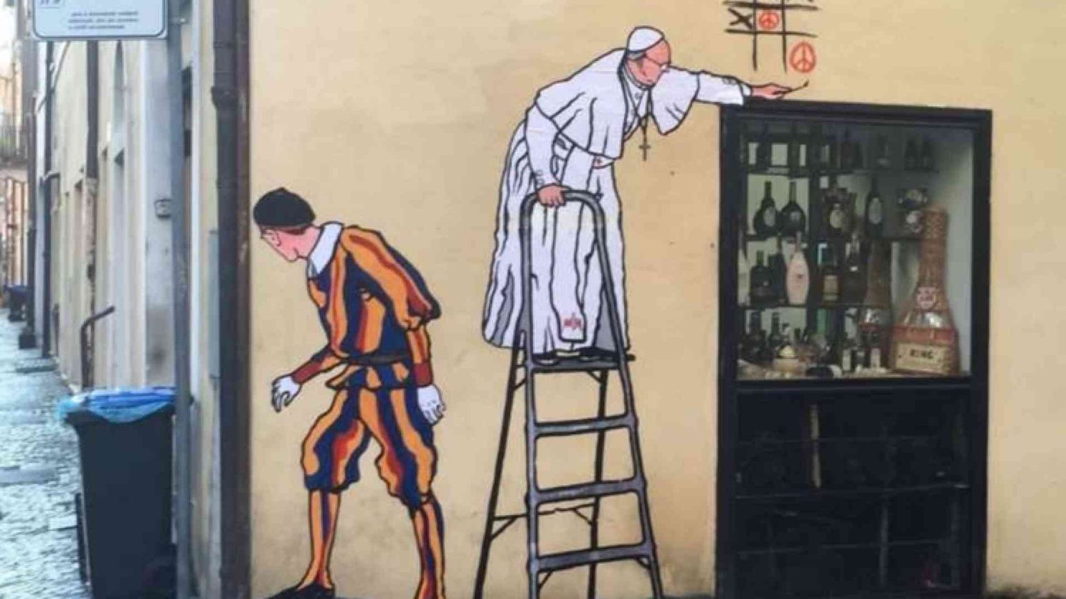 Spunta un murales con il Papa che gioca a tris per la pace