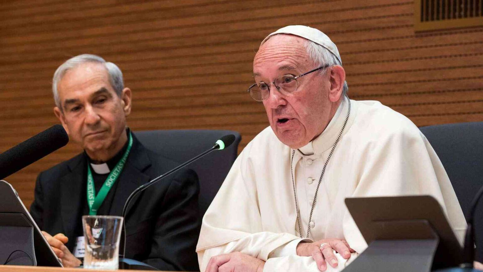 Il Papa ai gesuiti: nelle periferie con gioia