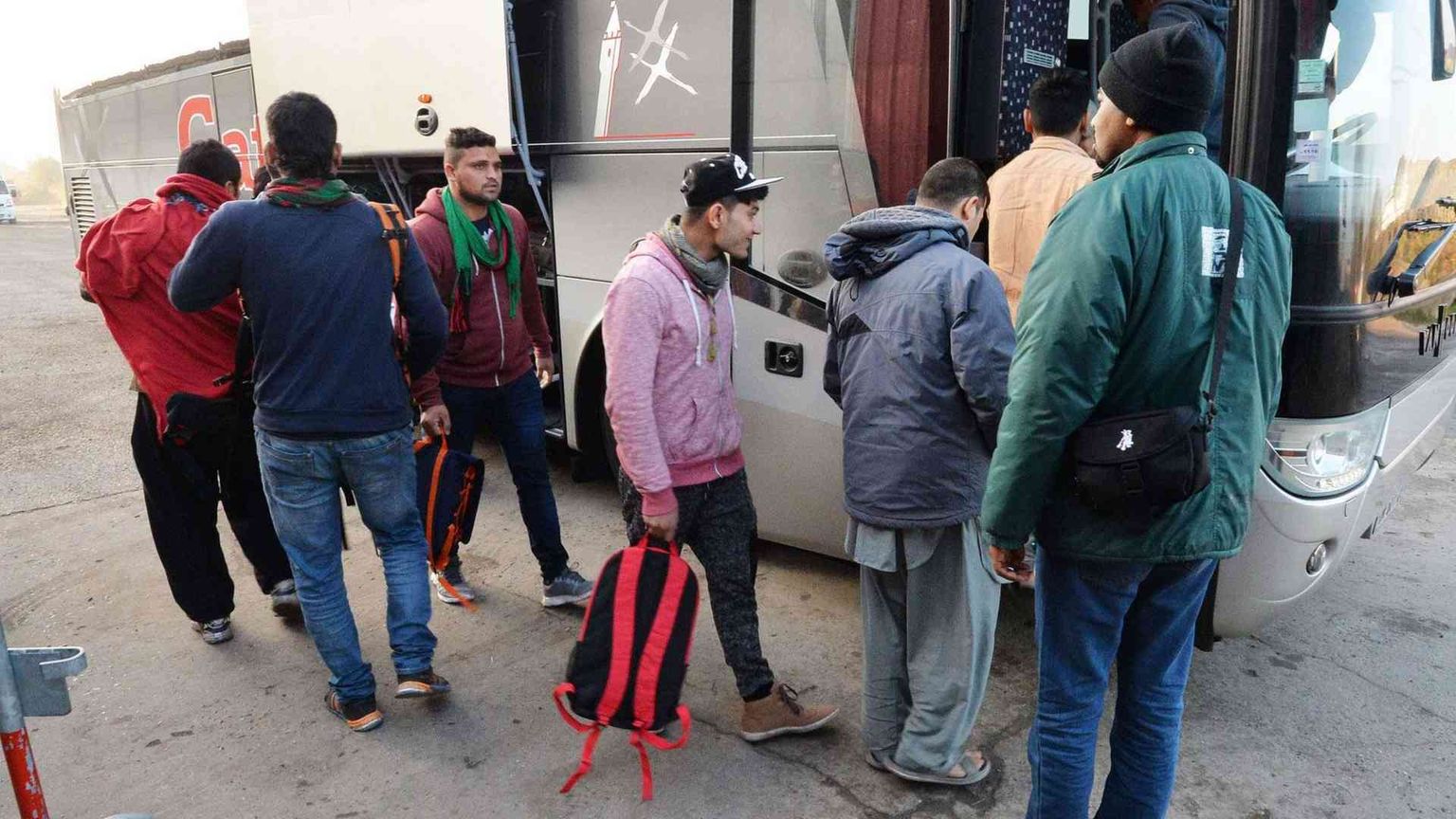 Cento migranti da Milano a Taranto