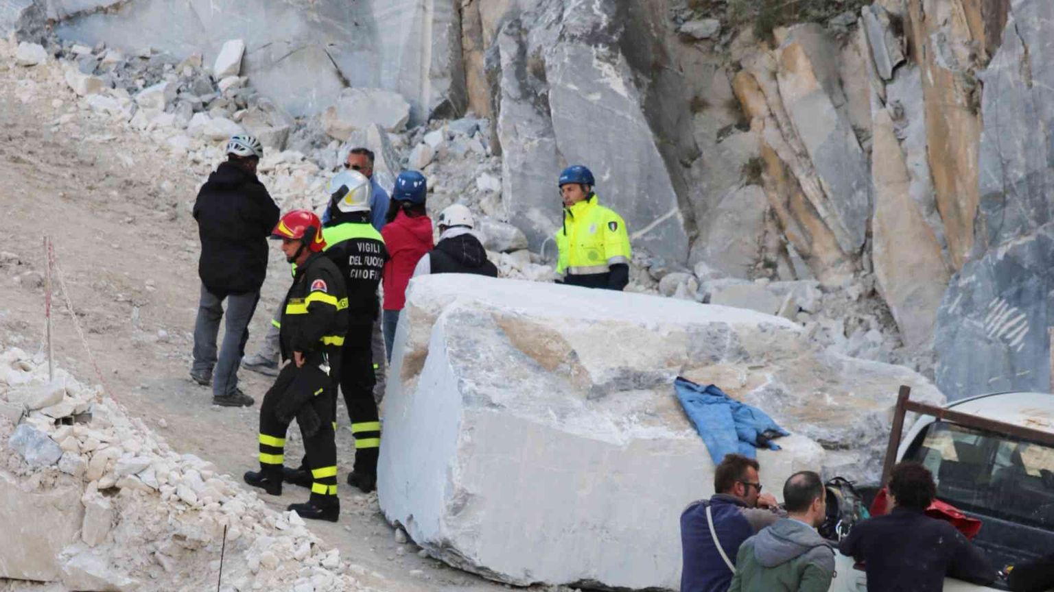 Carrara, cave rosso sangue