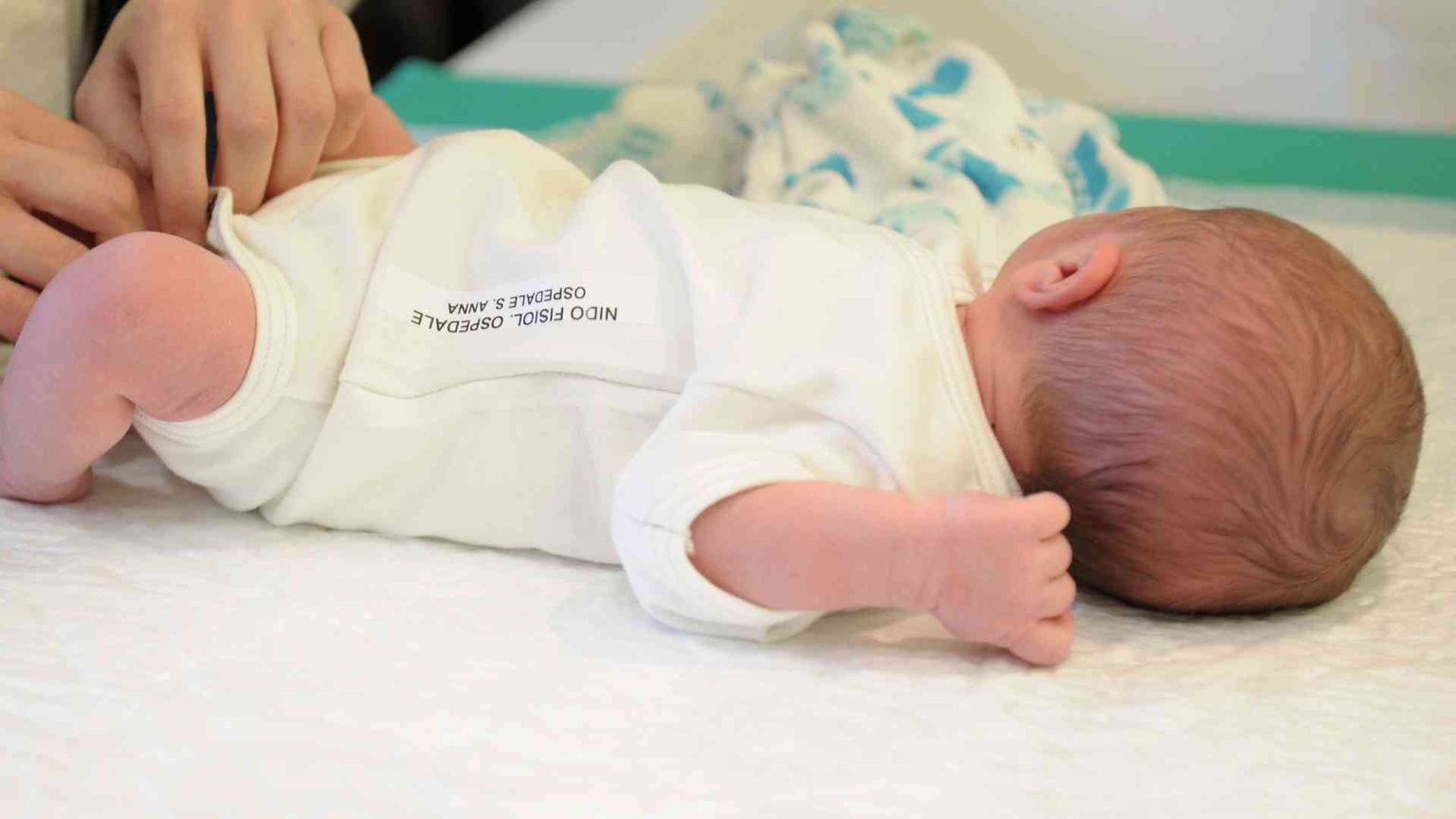 Neonata abbandonata sul marciapiede: si chiamerà Maria Sole