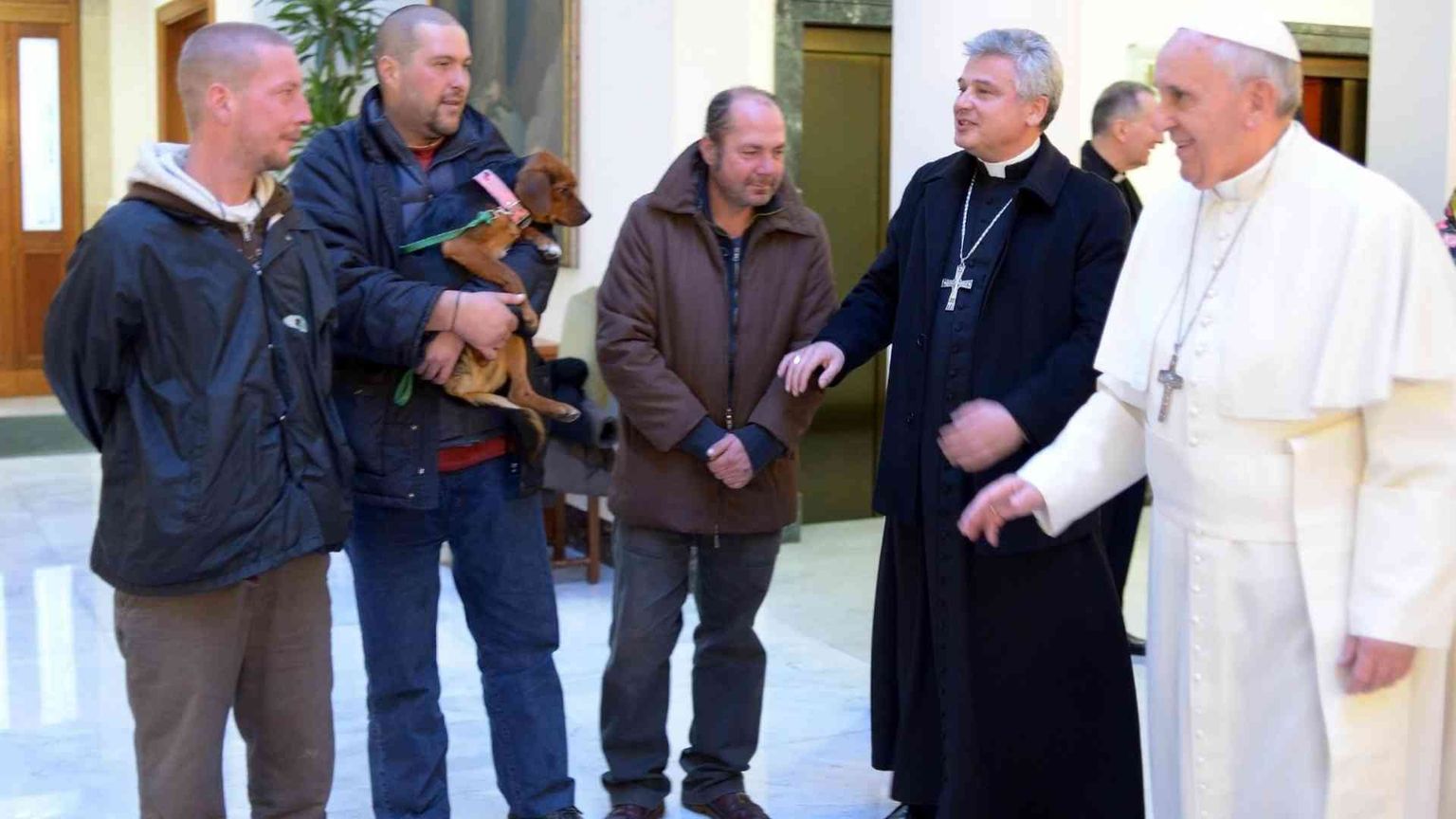 I clochard di Roma: «Donerei al Papa una coperta con le nostre foto»