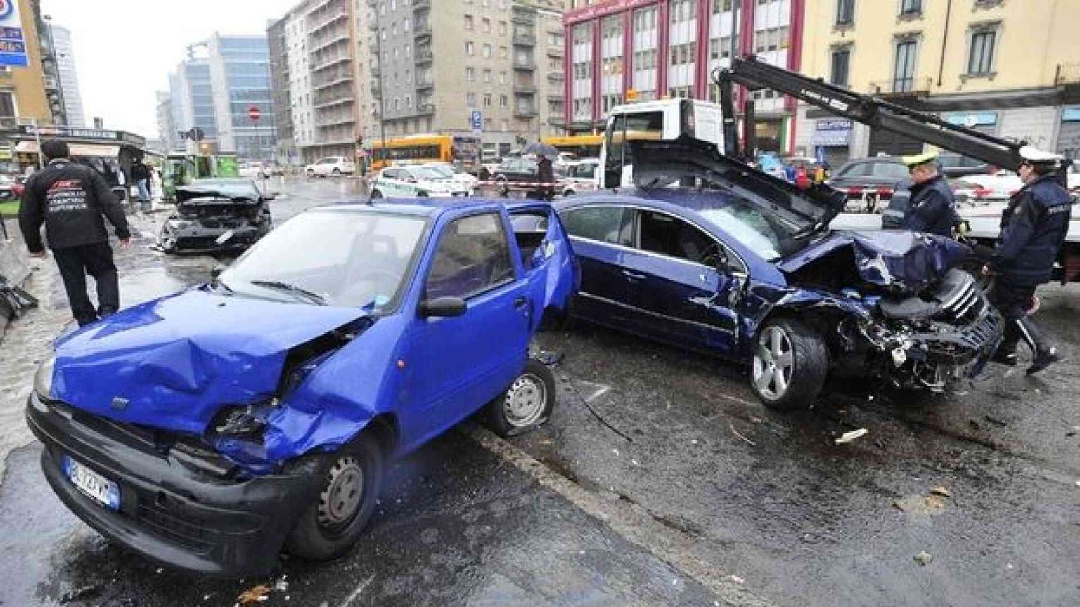 Calano gli incidenti stradali, più multe per chi usa il cellulare alla guida