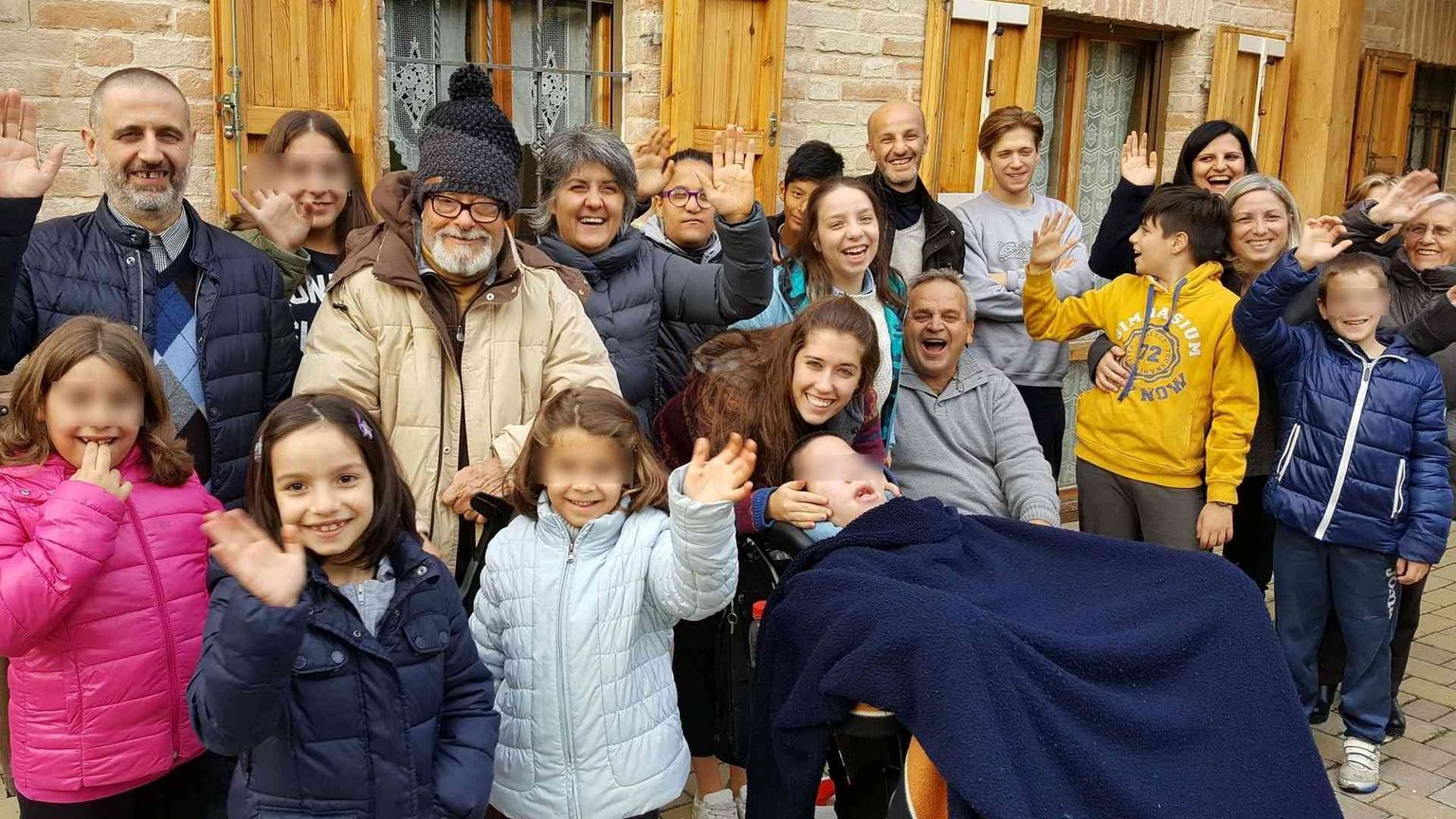 Tolentino, la "strana" famiglia che vince il terremoto