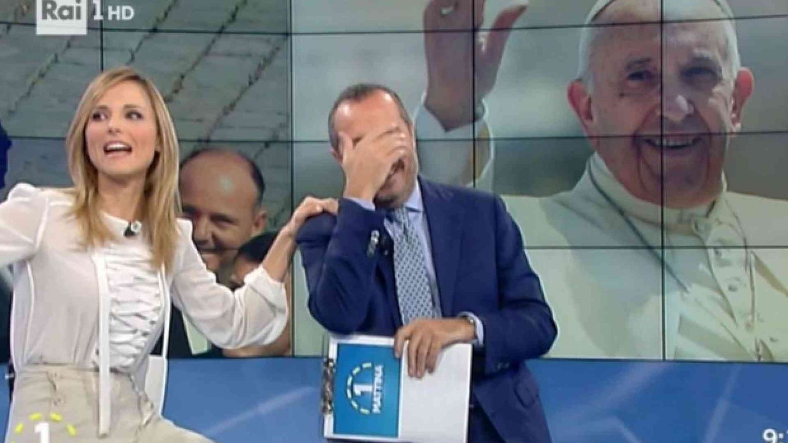 Francesco telefona in diretta a Uno Mattina: auguri di un Natale cristiano