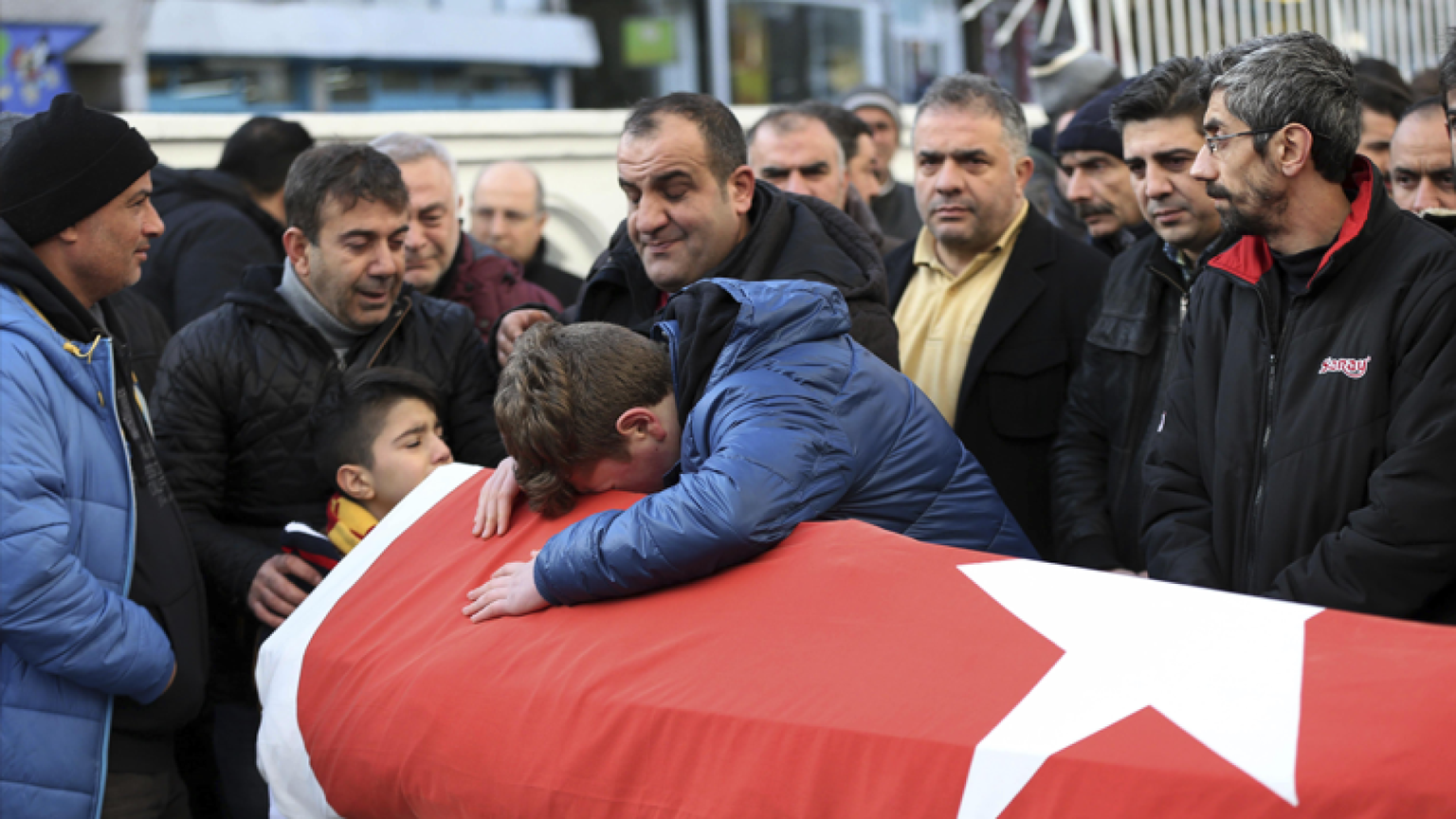 Attentato di Capodanno, 39 morti ed è caccia all'uomo