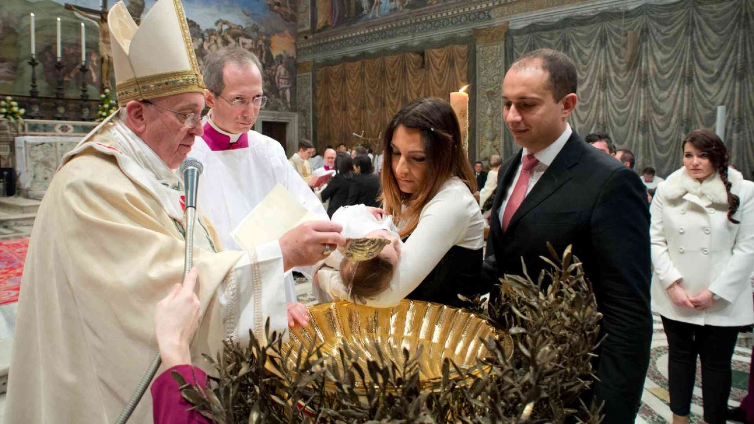 Il Papa battezza 28 bambini