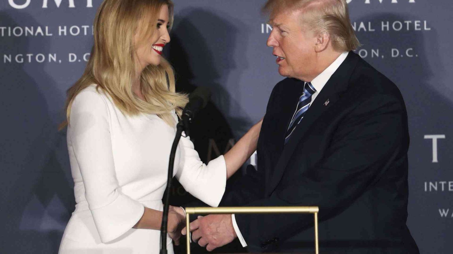 Trump giurerà su due Bibbie