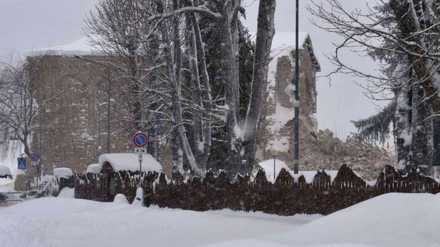 Terremoto nel Centro Italia piegato dalla neve. Hotel investito da valanga