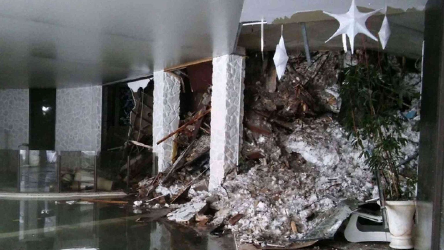Valanga su hotel, 30 dispersi. Estratte le prime 4 vittime. «Tanti morti»