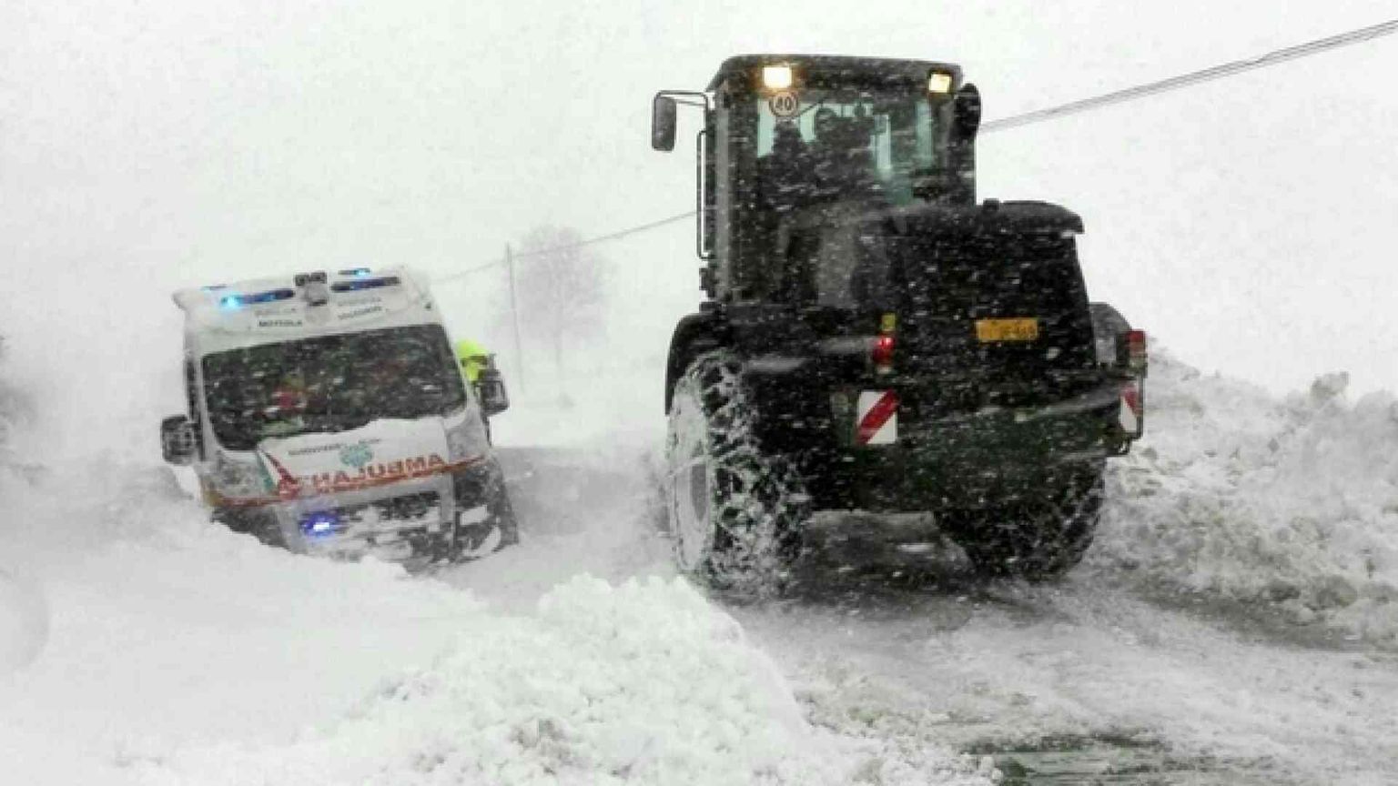 Senza luce, isolati, terremotati. L'odissea senza fine dell'Abruzzo