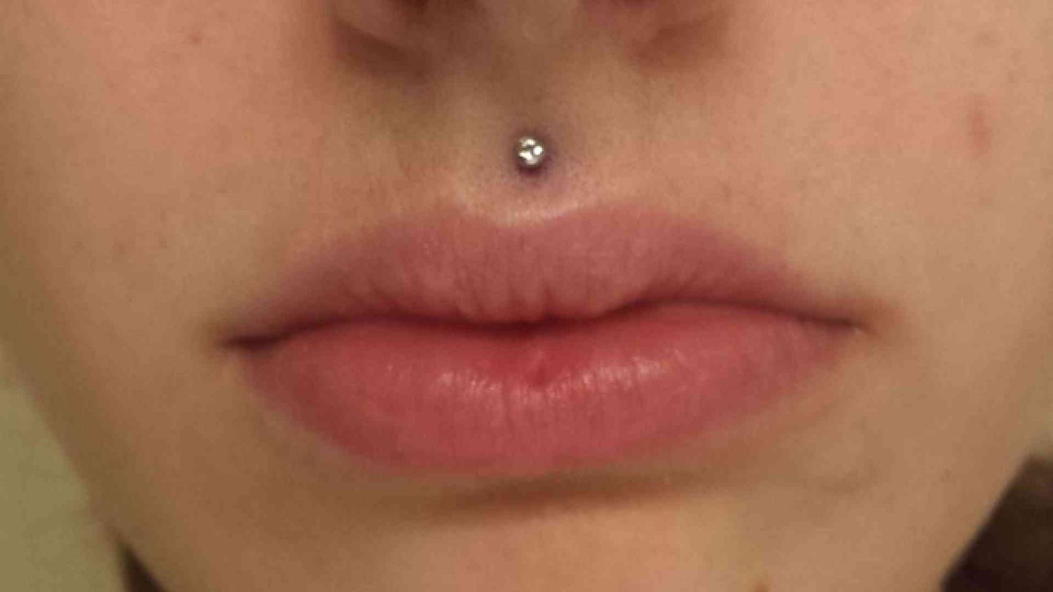 Va di moda il piercing, il Bambino Gesù: «Attenti ai rischi»