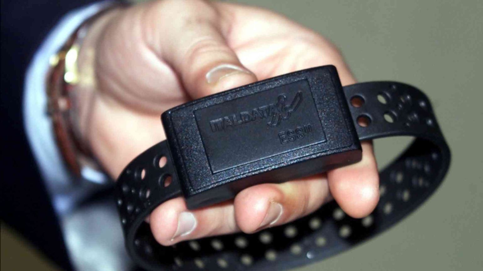 Bracciale elettronico per i presunti attentatori. Arrestato un tunisino