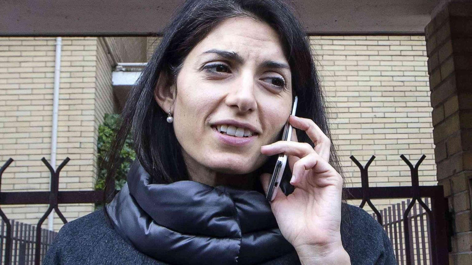 Grillo blinda Raggi: hai la mia stima per aver ammesso i tuoi errori