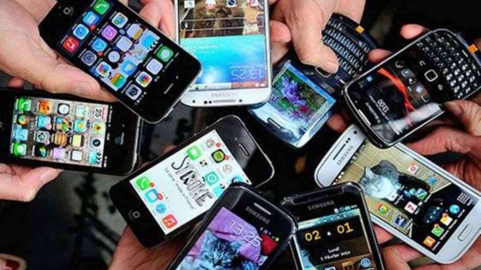 Il parroco benedice i cellulari. «Per usarli meglio»