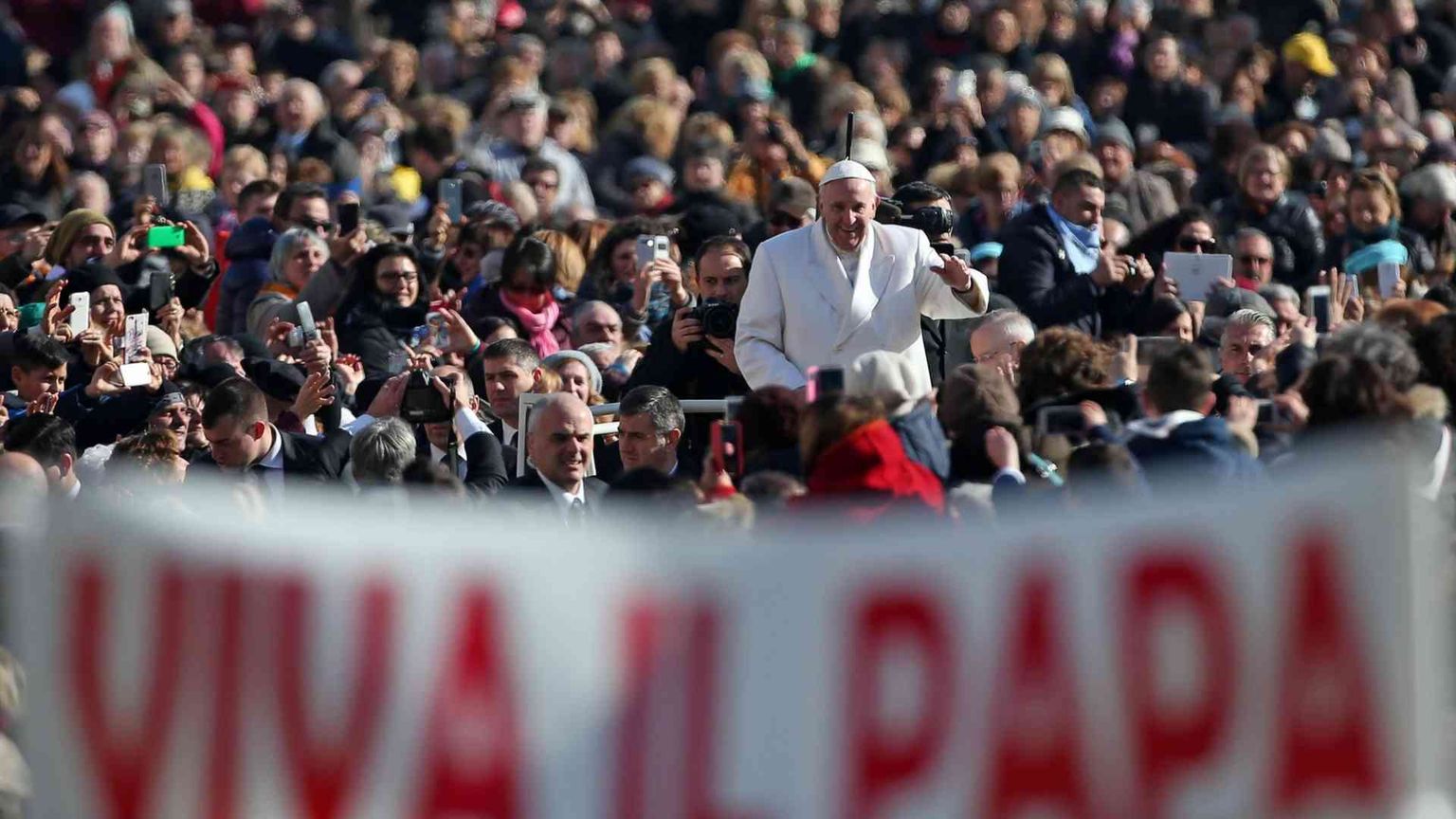Manifesti contro Francesco, la Presidenza della Cei: vicini al Papa
