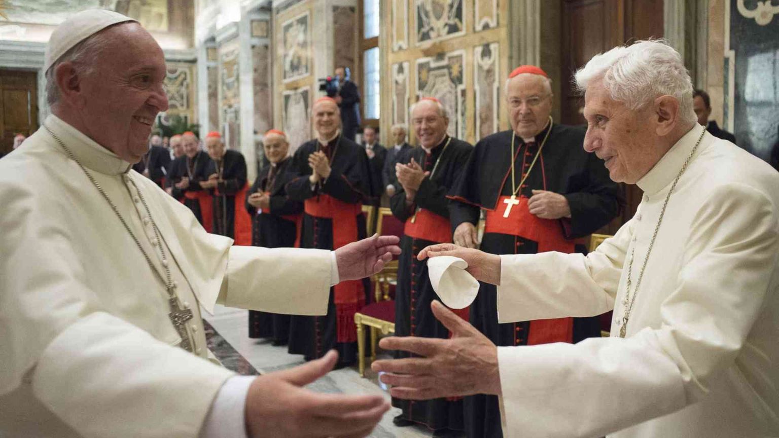 Padre Lombardi: Francesco sostenuto nella preghiera da Benedetto XVI