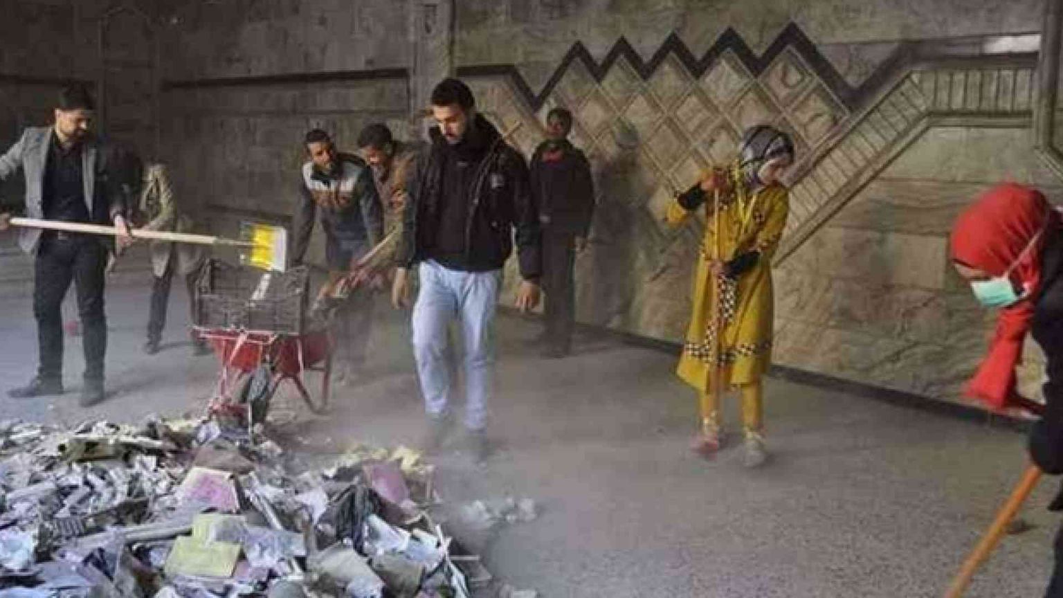 Islamici ripuliscono la chiesa a Mosul