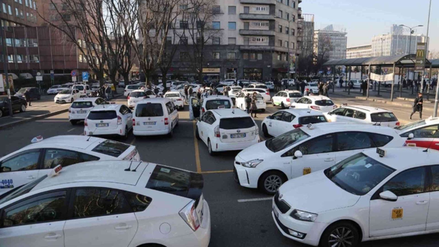 Tassisti in rivolta contro il Milleproroghe: «Favorisce Uber e abusivi»