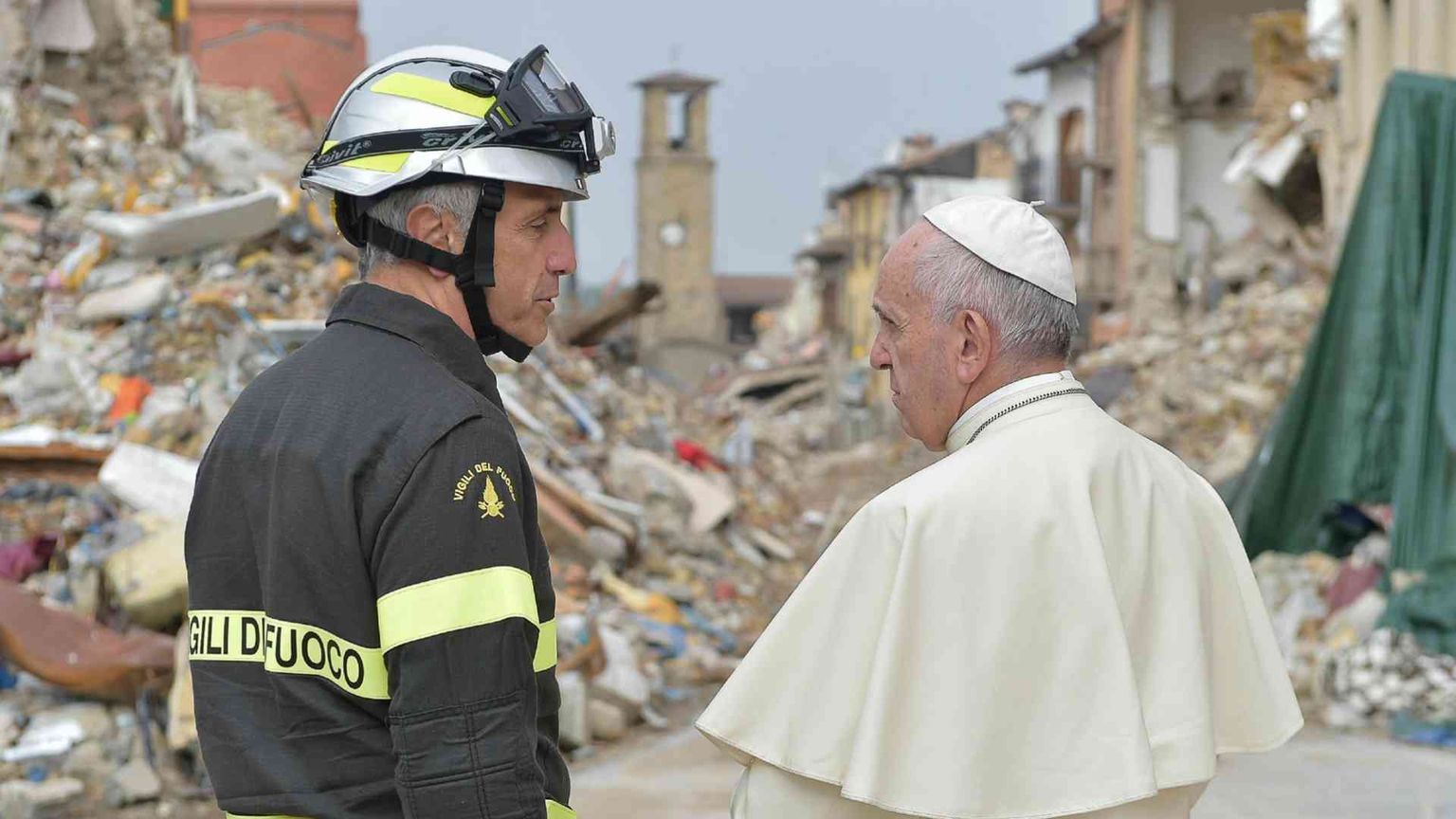 Papa Francesco «fa la spesa» nelle zone del terremoto