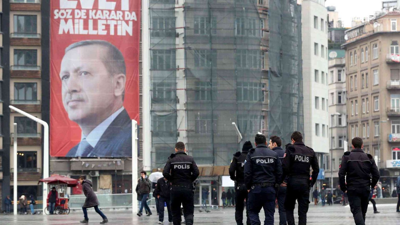 Erdogan sospende le relazioni con l'Olanda. Ed evoca Srebrenica