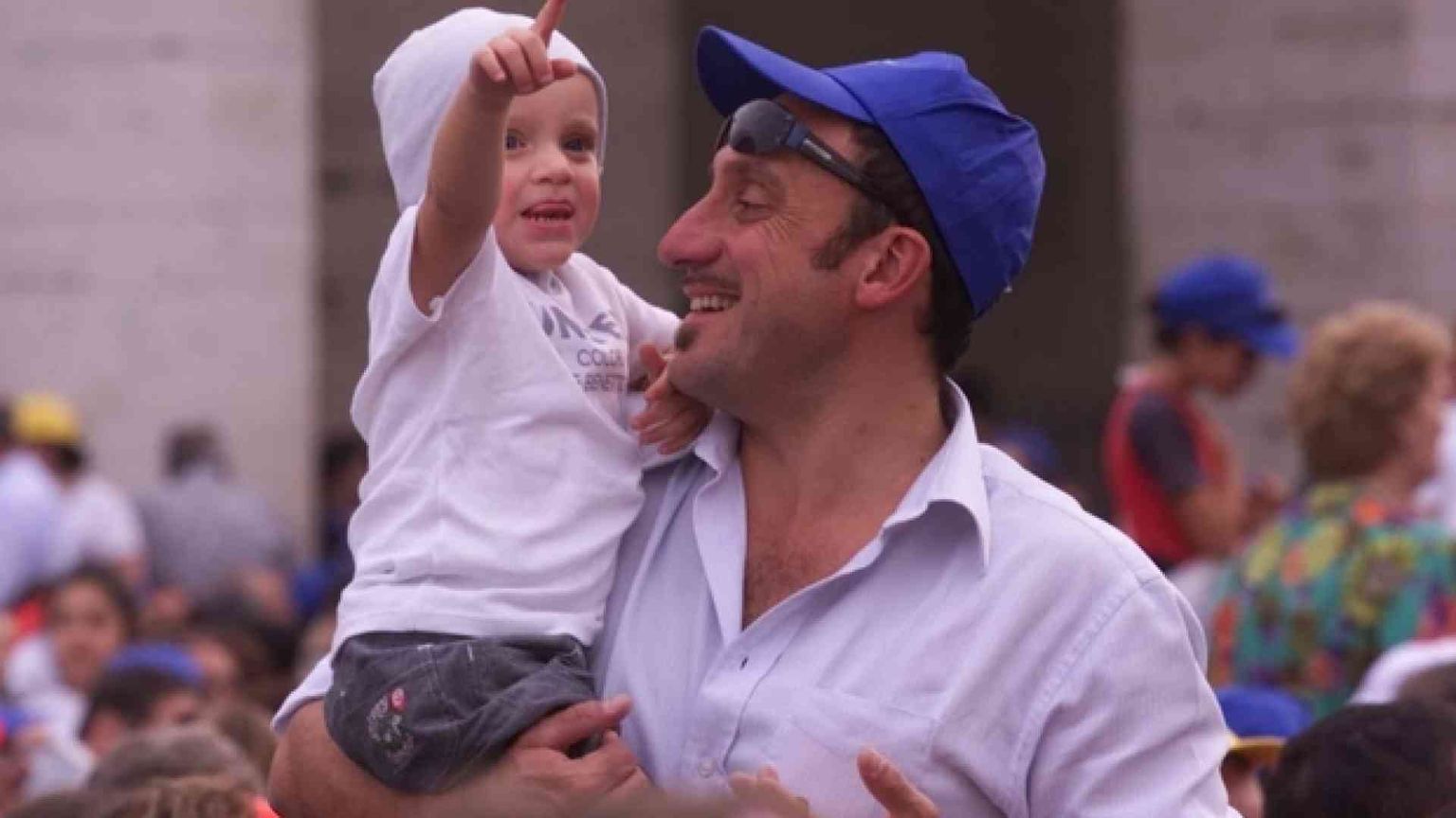 Fragili, affaticati, invisibili. Com'è difficile essere padri