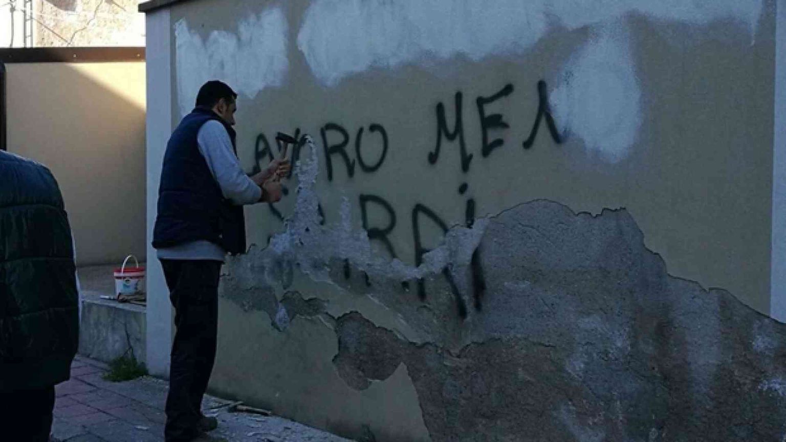 Scritte contro don Ciotti, la veglia di preghiera dei giovani scout