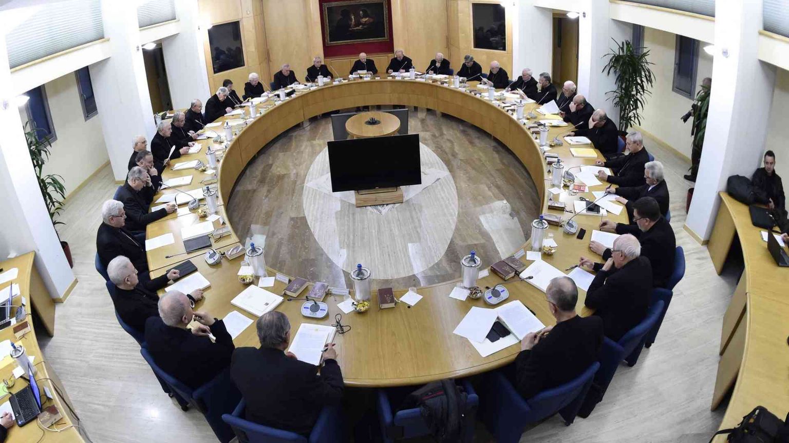 Bagnasco: disoccupazione e denatalità, serve una politica autentica