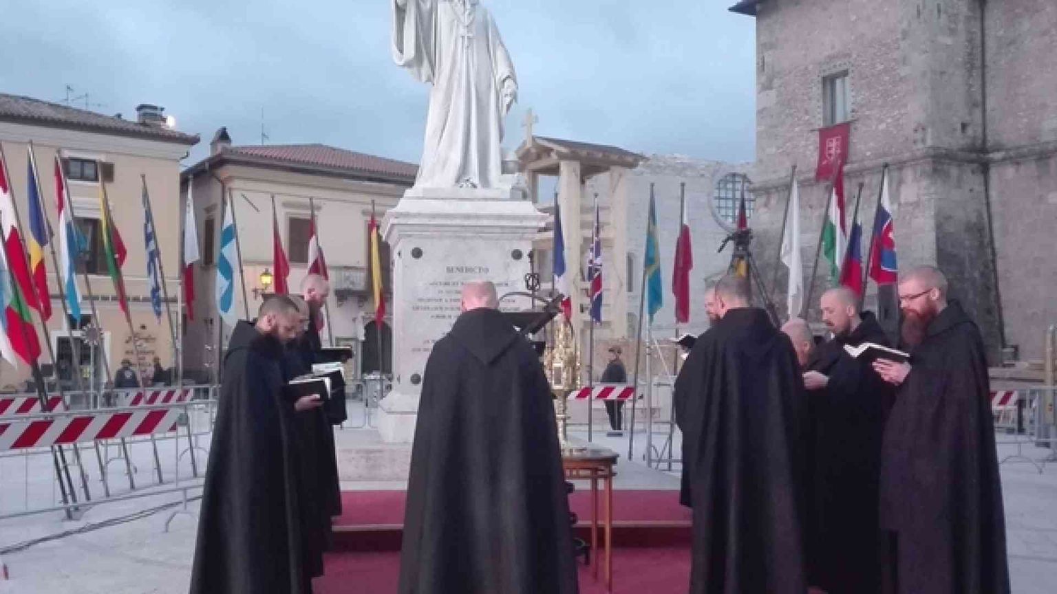 I vespri in piazza dei Monaci di Norcia. Tornata la fiaccola benedettina