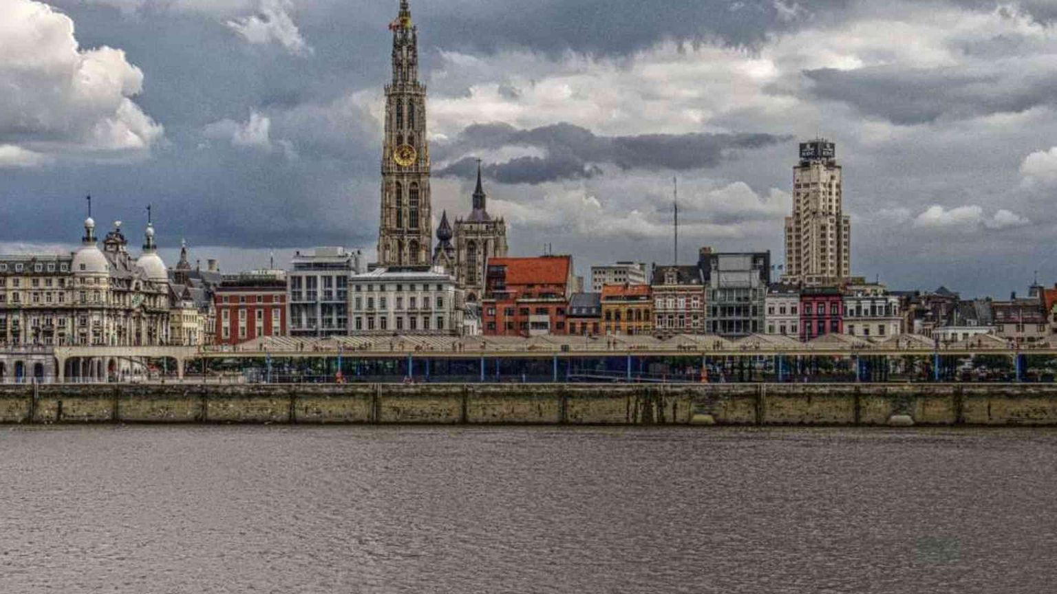 Anversa, auto tenta di investire la folla: un arresto. Armi nel bagagliaio