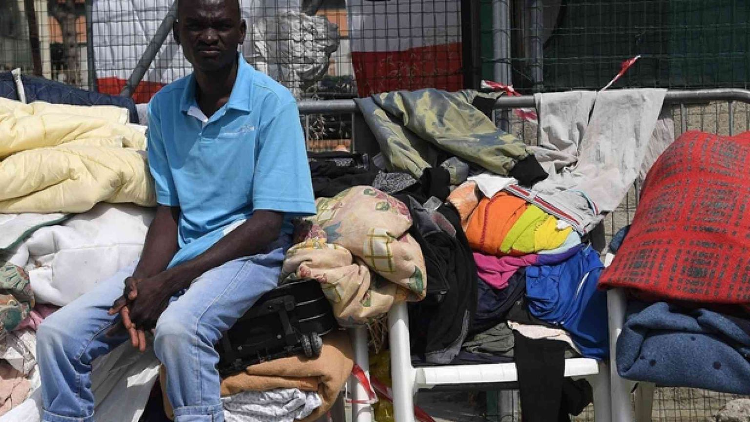 Tre volontari denunciati. «Hanno somministrato cibo ai migranti»