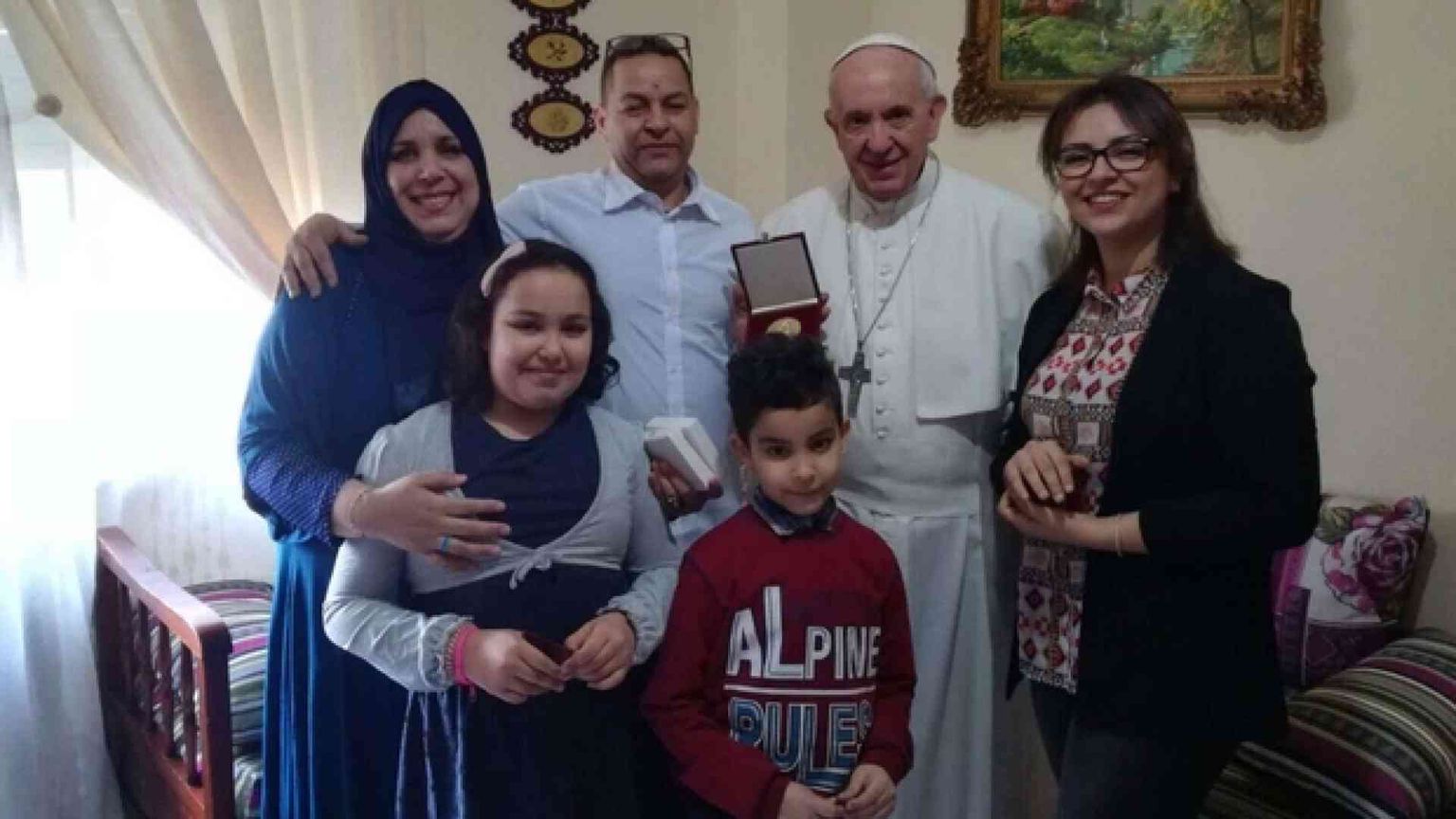 Le famiglie visitate alle Case Bianche: il Papa telefona all'anziana ricoverata